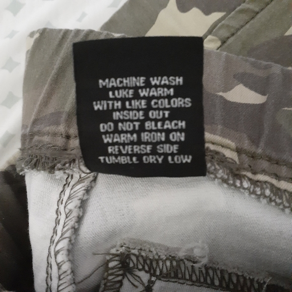 V.I.P. | Women's Camo Jeggings (size 9/10) - Picture 16 of 16